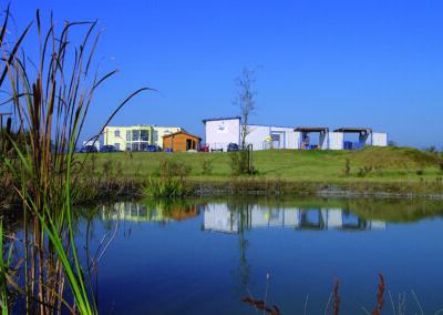 Blick auf den Naturteich der utp umwelttechnik pöhnl GmbH