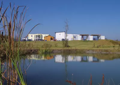 Blick auf den Naturteich der utp umwelttechnik pöhnl GmbH
